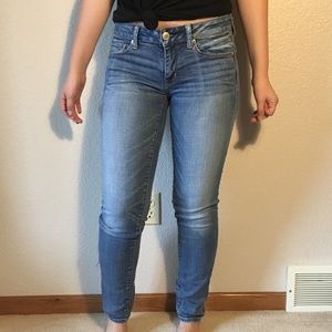 Light Wash American Eagle Skinny Jeans (Size 4)